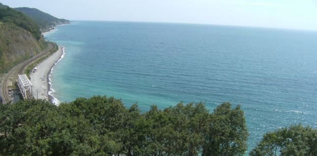 Blick auf Eisenbahn-Trasse und Ufer an der russischen Schwarzmeerküste