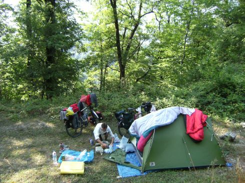 Miris Zelt-Welt am Waldfriedhof von Soloch-Aul: Vaude Mark II light Kuppel-Zelt
