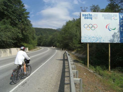 Olympiawerbung für Sotschi 2014 am Wegesrand: Miri on the Bike auf dem Weg nach Krasnaja Poljana