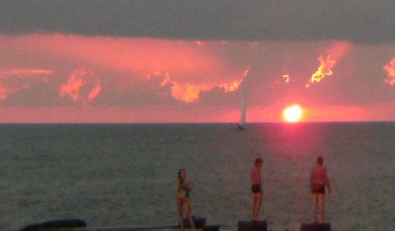 Sonnenuntergang im Schwarzen Meer bei Adler, Russland