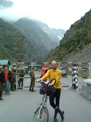 Christoph Gocke (Chris on the Bike) auf der russischen Seite der für Ausländer geschlossenen russisch-georgischen Grenze bei Werchni Lars (Russisch: Верхний Ларс, Werchnij Lars, Verchni Lars, Verhni Lars) 2003