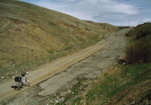 Vergleich des maroden Zustands der Straße zwischen Mzcheta und Gori, hier: 2003; Georgien