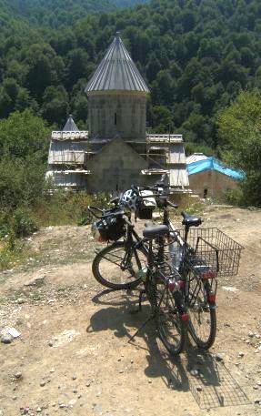 Panther Dominance Trekking und T 400 vsf fahrrad manufaktur vor dem Kloster Hagarzin, Armenien
