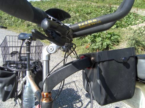 Schwierige Kombinatioin: Triathlon-Lenker (Triathlon-Lenker/Zeitfahr-Aufsatz tribar Scott-licence) und Lenker-Tasche (Ortlieb Lenkertasche Ultimate 5 
      Classic grau/schwarz M (24 X 25 X 18 cm) 7l) mit Sattelstütze-Extender Rixen+Kaul 
      Klickfix für Lenkertasche
