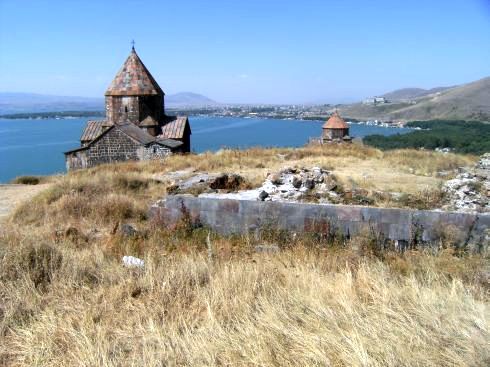 Kloster-Insel mit Marienkirche (li.) und Apostelkirche am Sewan-See, Armenien