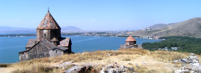 Kloster-Insel mit Marienkirche (li.) und Apostelkirche am Sewan-See, Armenien
