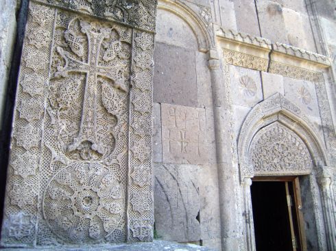 Kreuzstein (armenisch: Chatschkar, Khachkar, Khatchkar, Khatshkar) des Meisters Pawros (1291) vor der Lussarowitsch-Saalkapelle (1237), Kloster Goschawank (Goschavank) in Gosch (Gosh), Armenien