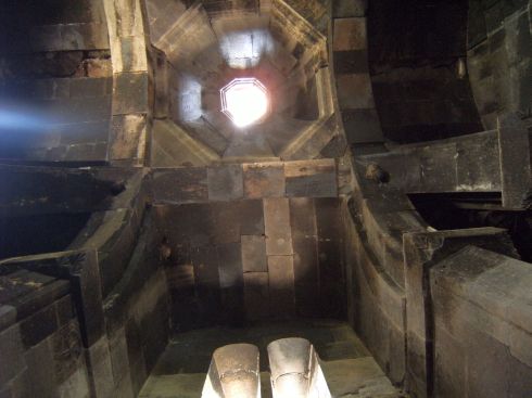 Vier-Pfeiler-Konstruktion mit zentraler Öffnung: Schamatun (?)(1197), Kloster Goschawank (Goschavank) in Gosch (Gosh), Armenien