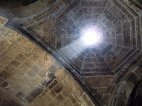 Lichteinfall durch Deckenöffnung der Muttergotteskirche (1071; 1281), Kloster Hagarzin (Hagharzin, Haghartsin, Haghardzin, Hararzin), Armenien