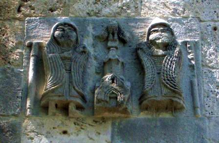 Außenfiguren (Seldschuken? Mongolen?) an der Rückwand der Muttergotteskirche (1071; 1281), Kloster Hagarzin (Hagharzin, Haghartsin, Haghardzin, Hararzin), Armenien