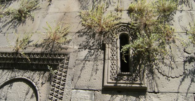 Gegenüber der Hauptkirche: Portal, Fenster und Sonnenuhr, Kloster Kobair (Kobayr; 10.-13. Jh.) beim Dorf Kober (Khober), Armenien