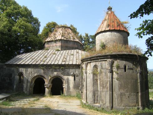 Matenadaran (li., 1063) und Grigorkirche (1061), Kloster Sanahin, Armenien