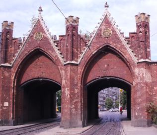 Martin durchs Brandenburger Tor in Königsberg/Kaliningrad, Russland