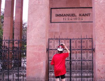 Martin am Grab von Immanuel Kant in Königsberg/Kaliningrad, Russland