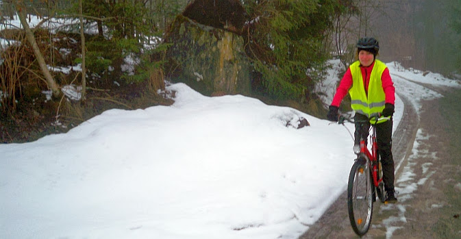 Anna on the Bike Karsamtag bei Kandersteg, Schweiz