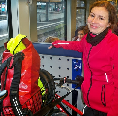 Anna danach: happy im Zug von Thun nach Fribourg, Schweiz