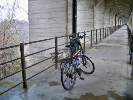 Wander- und Radweg unter der Eisenbahnbrücke bei Fribourg, Schweiz