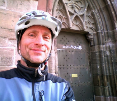 Chris on the Bike vor dem Münster von Breisach am Kaiserstuhl