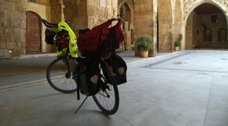 Panther-Rad im Kreuzgang der Kreuzfahrer-Kirche und Moschee von Saida, Libanon