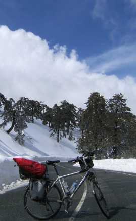 Fahrrad in Winterlandschaft kurz vor dem Troodos-Gipfel Olympos, Zypern
