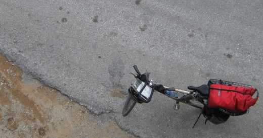 Herrenrad Panther Dominance Trekking von oben auf Asphalt in Famagusta, Nord-Zypern