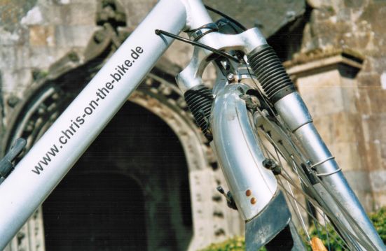 Staiger-Rad in Frankreich vor Kirchenportal