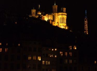 Lyon bei Nacht mit der Basilique de Fourvière