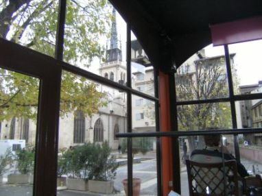 Blick aus dem warmen Café auf die Kirche Notre Dame des Marais der Gemeinde Sainte Anne des Calades in Villefranche-sur-Saône, Rhône, Frankreich