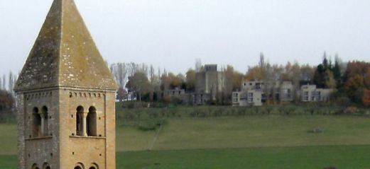 Die romanische Kirche Saint-Blaise (11. Jh.) und Carmel de la Paix (1970/71), Mazille, Burgund, Frankreich