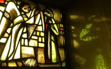 Verkündigung, Kirchenfenster von Bruder Eric in der Versöhnungskirche (Église de la Réconciliation) in Taizé, Burgund, Frankreich
