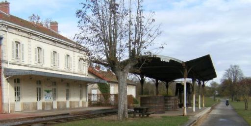 Fahrradweg Voie Verte auf einer ehemaligen Bahnstrecke von Macôn bis Chalon-sur-Saône am 
Bahnhof von Saint-Gengoux-le-National, Burgund, Frankreich