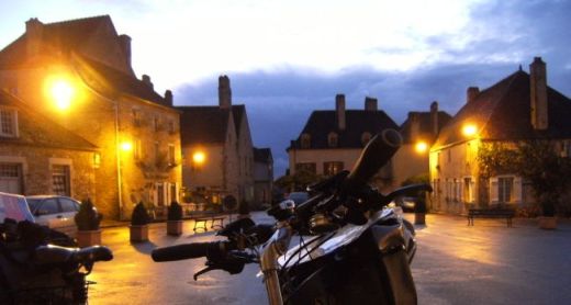 Blaue Stunde: Abendstimmung vor der Basilika Maria Magdalena von Vézelay