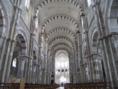 Lichtdurchflutete Basilika Maria Magdalena (Sainte-Marie-Madeleine) in Vézelay, Burgund, Frankreich