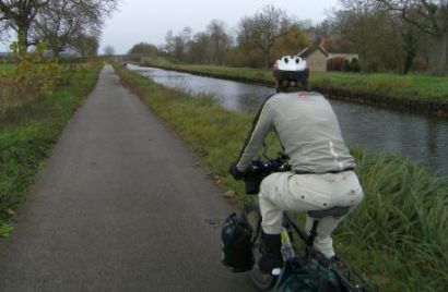 Miri on the Bike auf dem Radweg des Canal du Nivernais, Burgund, Frankreich