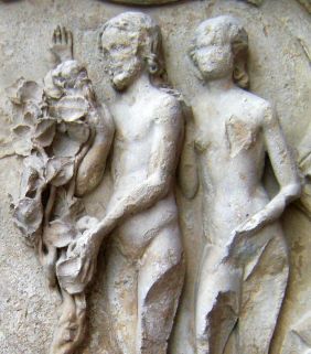 Adam und Eva am Westportal der Kathedrale Saint Étienne von Auxerre