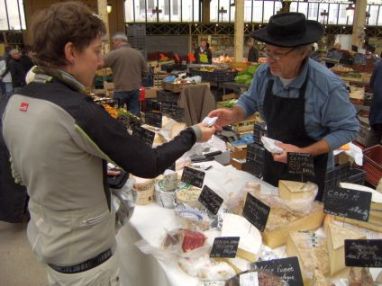 Miri kauft Comté-Käse in der großen Markthalle von Sens, Burgund, Frankreich