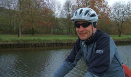 Chris on the Bike auf dem Radweg des Canal du Nivernais, Burgund, Frankreich