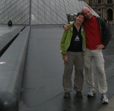 Miri & Chris vor dem Louvre