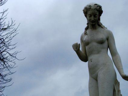Nymphe in Marmor von Louis Auguste Lévêque (1866), Jardin des Tuileries, Paris, Frankreich