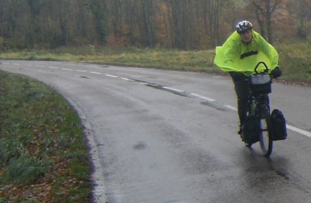 Miri on the Bike mit Regencape im Morvan, Burgund