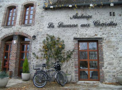 Panther Dominance Trekking sowie  Trekking- und Reiserad T 400 vsf fahrrad manufaktur vor dem Hotel 'Auberge La Lucarne aux Chouettes' in Villeneuve-sur-Yonne