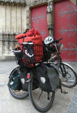 Die beiden Räder vor der Kathedrale von Sens, Frankreich