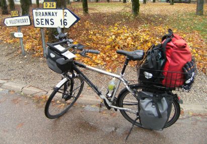 Panther Dominance Trekking in Lixy vor Verkehrsschildern Richtung Brannay, Sens, Villethierry, Frankreich