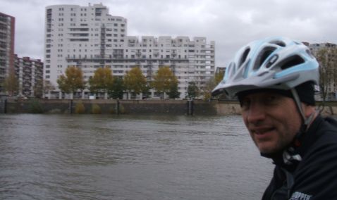 Chris on the Bike bei der Einfahrt in Paris an der Seine