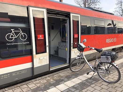 Rad und Zug im Bahnhof Nürnberg Nordost