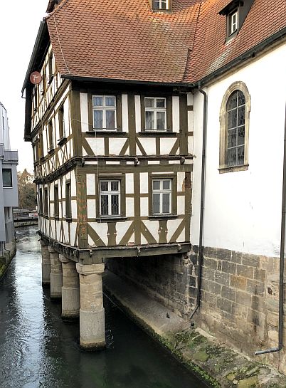 Kirche Sankt Katharina, Forchheim, mit 1611 angebautem Fachwerkspitalbau von Stelzen getragen über den Mühlkanal der Wiesent