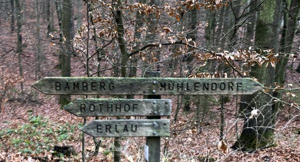 Richtungsschilder im Wald nach Bamberg und Mühlendorf