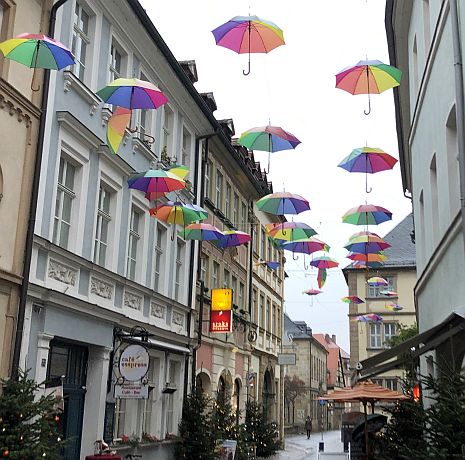 Bunte Sonnen- bzw. Regenschirme in Bamberg
