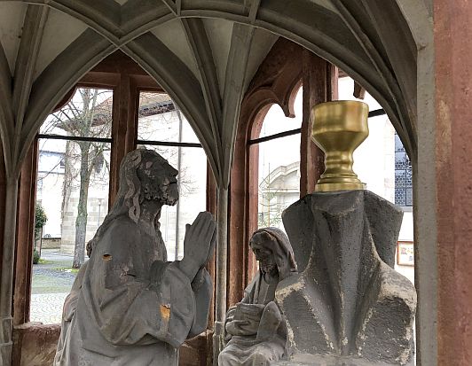 Burgebrach: Ölberggruppe in einem sechseckigen Sandsteingehäuse