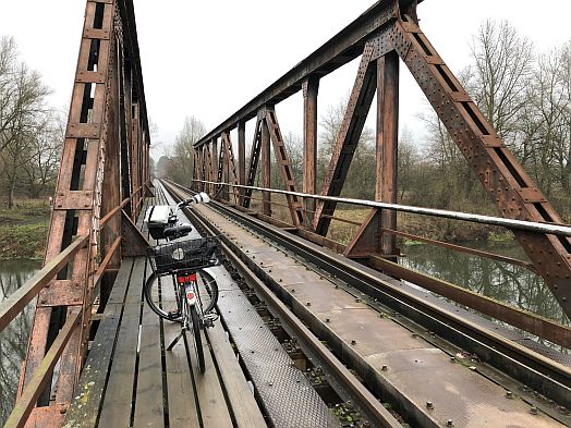 Eisenbahnbrücke mit Rad an der Fähre Pettstadt